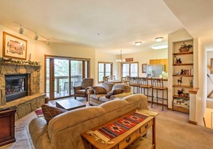 Breckenridge Condo Hot Tub Access and Close to Ski!