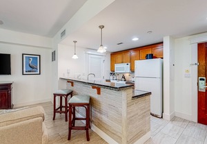Breezy, 1st-floor resort condo with balcony, AC, pools, tennis, & golf