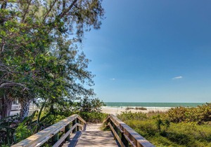 Breezy condo with ocean views and shared pool - near beaches and restaurants