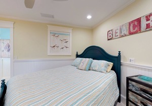 Breezy condo with ocean views and shared pool - near beaches and restaurants