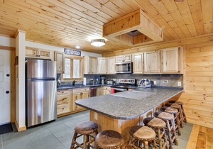 CAMELBACK CABINS 103 in POCONOS Ski on off block parking level no steps to unit