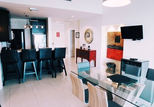 Castle PH3 Oceanfront Penthouse with Free parking, Gym and direct beach access!