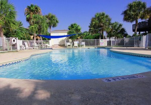 Charmimg Port Aransas Condo 2BR 2BTH overlooking the pool and tropical grounds