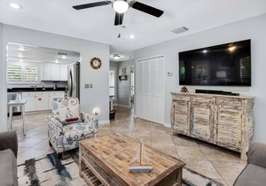 Charming Beach Cottage with GOLF CART! Golf Course View, Screened Porch, Pool