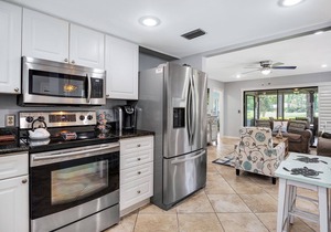 Charming Beach Cottage with GOLF CART! Golf Course View, Screened Porch, Pool