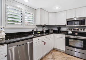 Charming Beach Cottage with GOLF CART! Golf Course View, Screened Porch, Pool
