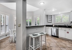 Charming Beach Cottage with GOLF CART! Golf Course View, Screened Porch, Pool