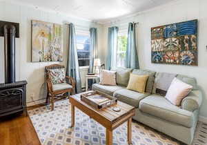 Charming Beach Cottage w/Deck, Gas Fireplace, Firepit, Free WiFi, Cable, & More