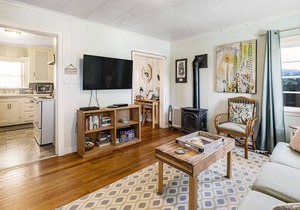Charming Beach Cottage w/Deck, Gas Fireplace, Firepit, Free WiFi, Cable, & More