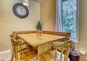 Charming, cabin-like setting with great mountain views and ski access!