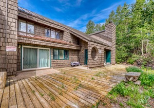 Charming, cabin-like setting with great mountain views and ski access!