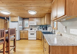 Charming cabin w/large deck, bikes, & SHARC passes for pool/hot tub access