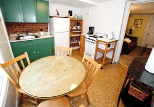 Charming Ground-Floor Suite w/ Full Kitchen & Free WiFi - Near Dining & Shops