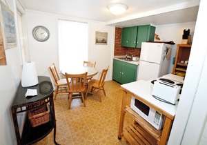 Charming Ground-Floor Suite w/ Full Kitchen & Free WiFi - Near Dining & Shops