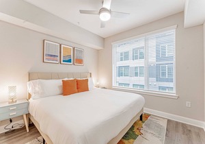 Charming King Bed 1BR, Fast WiFi, 8 Min to DT