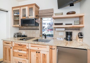 Charming Studio Steps from River | Kitchenette, Hot Tub,