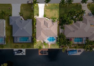 Cheerful Home-3 bedrms 2 bathrms, office, dining, liv rm kitchen & heated pool