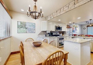 Cheery townhome in Park City with large, furnished deck & private hot tub