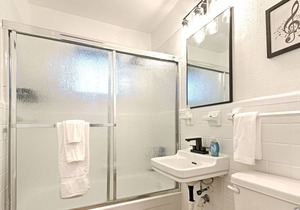 CityPlace bnb- King Apt Prime Location w Dog Park