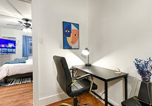 CityPlace bnb- King Apt Prime Location w Dog Park