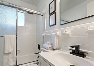 CityPlace bnb- King Apt Prime Location w Dog Park