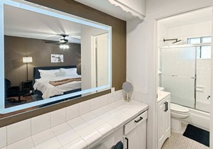 CityPlace bnb- King Apt Prime Location w Dog Park