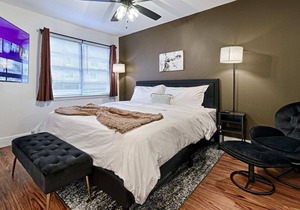 CityPlace bnb- King Apt Prime Location w Dog Park