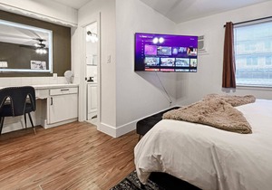 CityPlace bnb- King Apt Prime Location w Dog Park