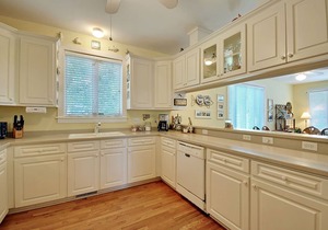 CLASSIC and Cozy IOP Beach Home, Family-Friendly, Walk to Marina!