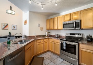Close to Resort! On Free Shuttle Route! Shared Hot Tub!