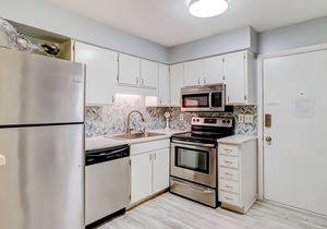 Coastal Condo with Pool, Hot Tub, Tennis, Fast WiFi, AC, & W/D - Near the Beach
