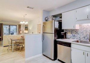 Coastal Condo with Pool, Hot Tub, Tennis, Fast WiFi, AC, & W/D - Near the Beach