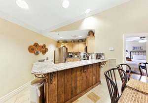 Comfortable downtown condo w/free attraction tickets, fireplace, & hot tub/pool