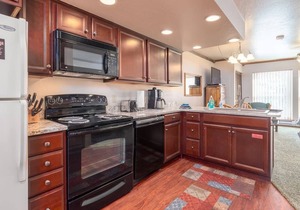Condo 108, Wifi, Community Pool, Jacuzzi, Lounge,