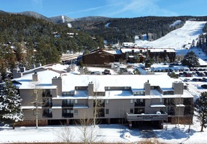 Condo two blocks from the Slopes!