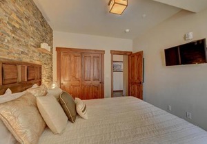 Cozens Pointe I-101 condo