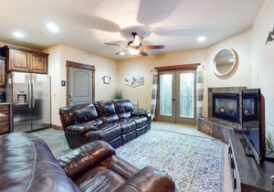 Cozy adventure condo w/free WiFI, mountain views, balcony, fireplace
