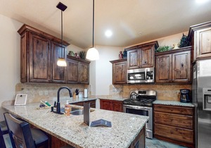 Cozy adventure condo w/free WiFI, mountain views, balcony, fireplace