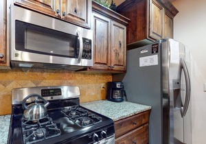 Cozy adventure condo w/free WiFI, mountain views, balcony, fireplace