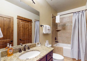Cozy adventure condo w/free WiFI, mountain views, balcony, fireplace