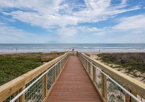 Cozy Beachside Condo with Shared Pool, Hot Tub with a Prime Location