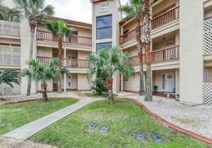 Cozy coastal condo w/ a furnished balcony, shared pool, & easy beach access
