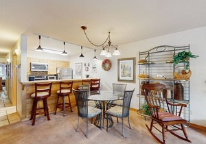 Cozy Condo with Great Views, Shared Pool & Hot Tub - 350 Yards to the Slopes
