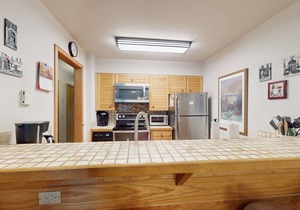 Cozy Condo with Great Views, Shared Pool & Hot Tub - 350 Yards to the Slopes