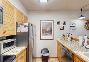 Cozy Condo with Great Views, Shared Pool & Hot Tub - 350 Yards to the Slopes