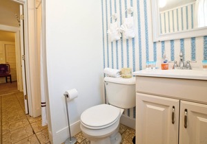 Cozy Ground-Floor Suite w/ Full Kitchen & Free WiFi - Near Dining & Shops