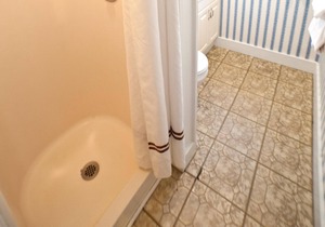 Cozy Ground-Floor Suite w/ Full Kitchen & Free WiFi - Near Dining & Shops