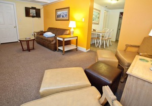 Cozy Ground-Floor Suite w/ Full Kitchen & Free WiFi - Near Dining & Shops