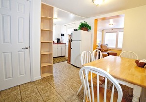 Cozy Ground-Floor Suite w/ Full Kitchen & Free WiFi - Near Dining & Shops