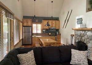 Cozy home in heart of Sunriver w/hot tub, close to Mt Bachelor